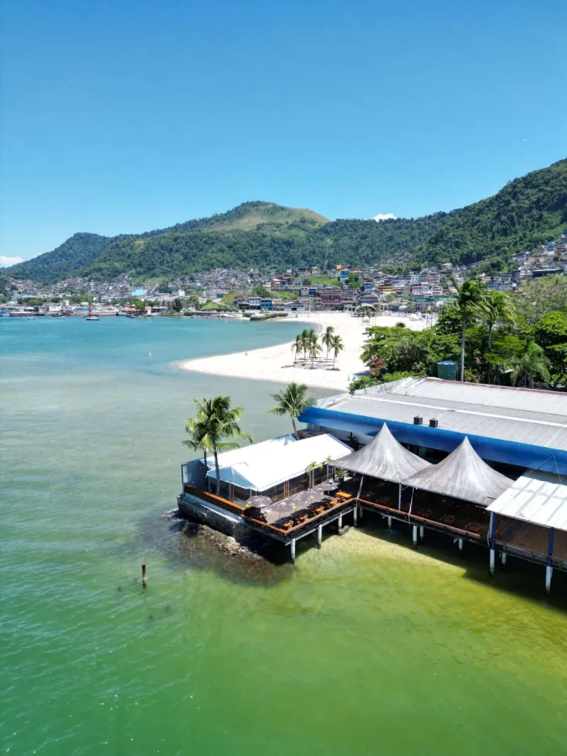 Vista aérea da unidade Aquidabã: o deck e as tendas sobre a água da Praia do Anil