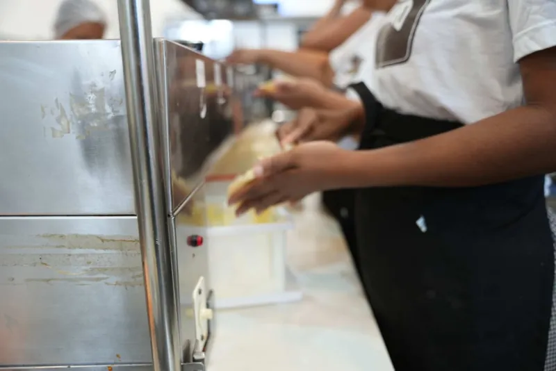 Equipe da cozinha preparando os pastéis na bancada